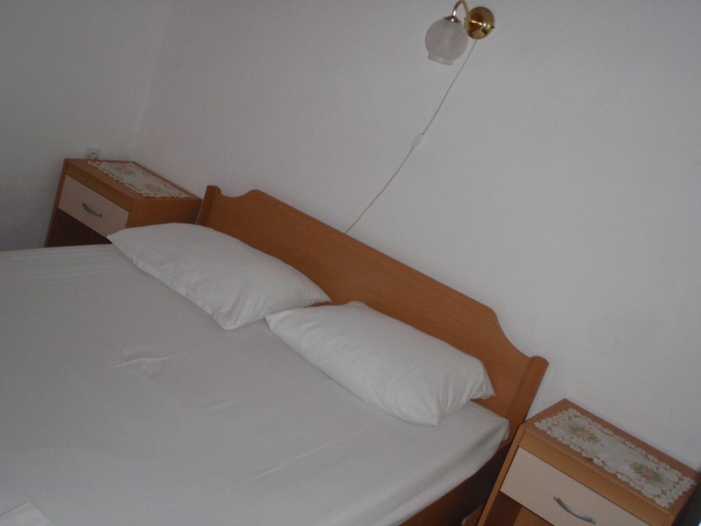 Apartments Ariana Pag Town Pokoj fotografie